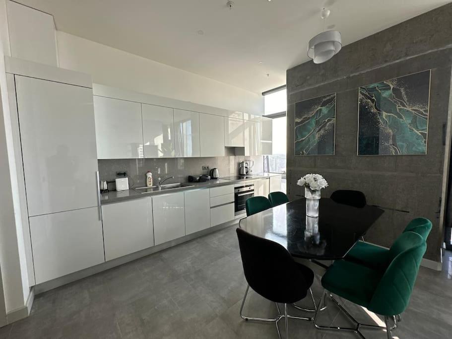 Apartment Elegant 2 Bedroom Sinpas Queen Gym Pools Istanbul