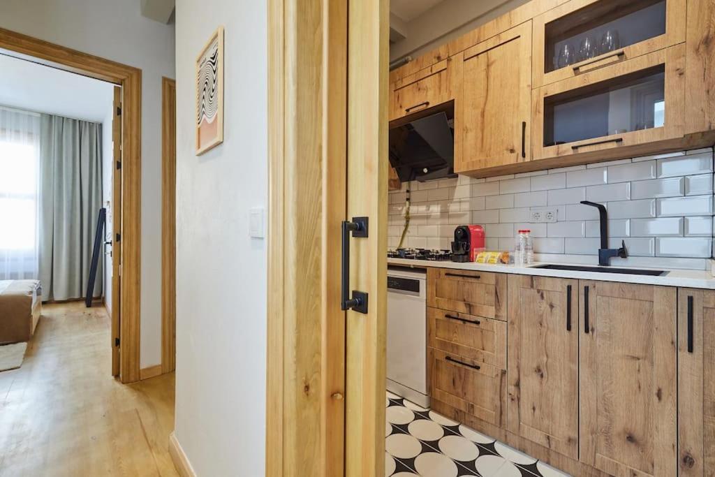 Fabulous 2br 3ac 2 Min To Metro - Baysungur D4 Apartment Istanbul