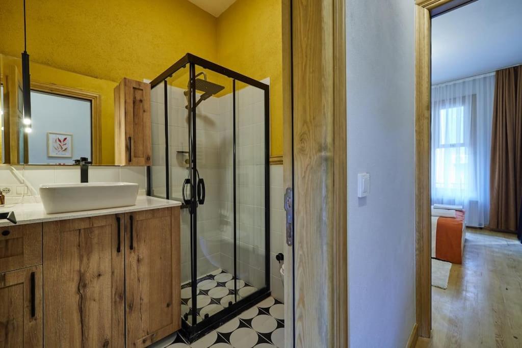 Spacious 2br 3ac 2 Min To Metro - Baysungur D3 Apartment Istanbul