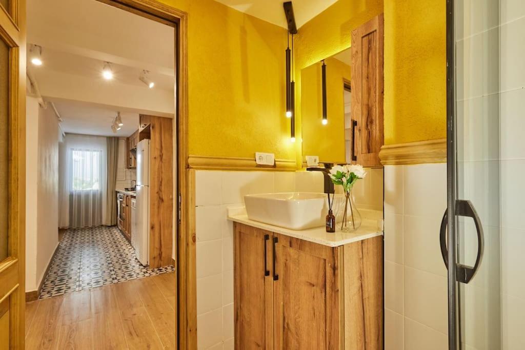 Hidden Gem 2 Min To Metro - Baysungur D1 Apartment Istanbul