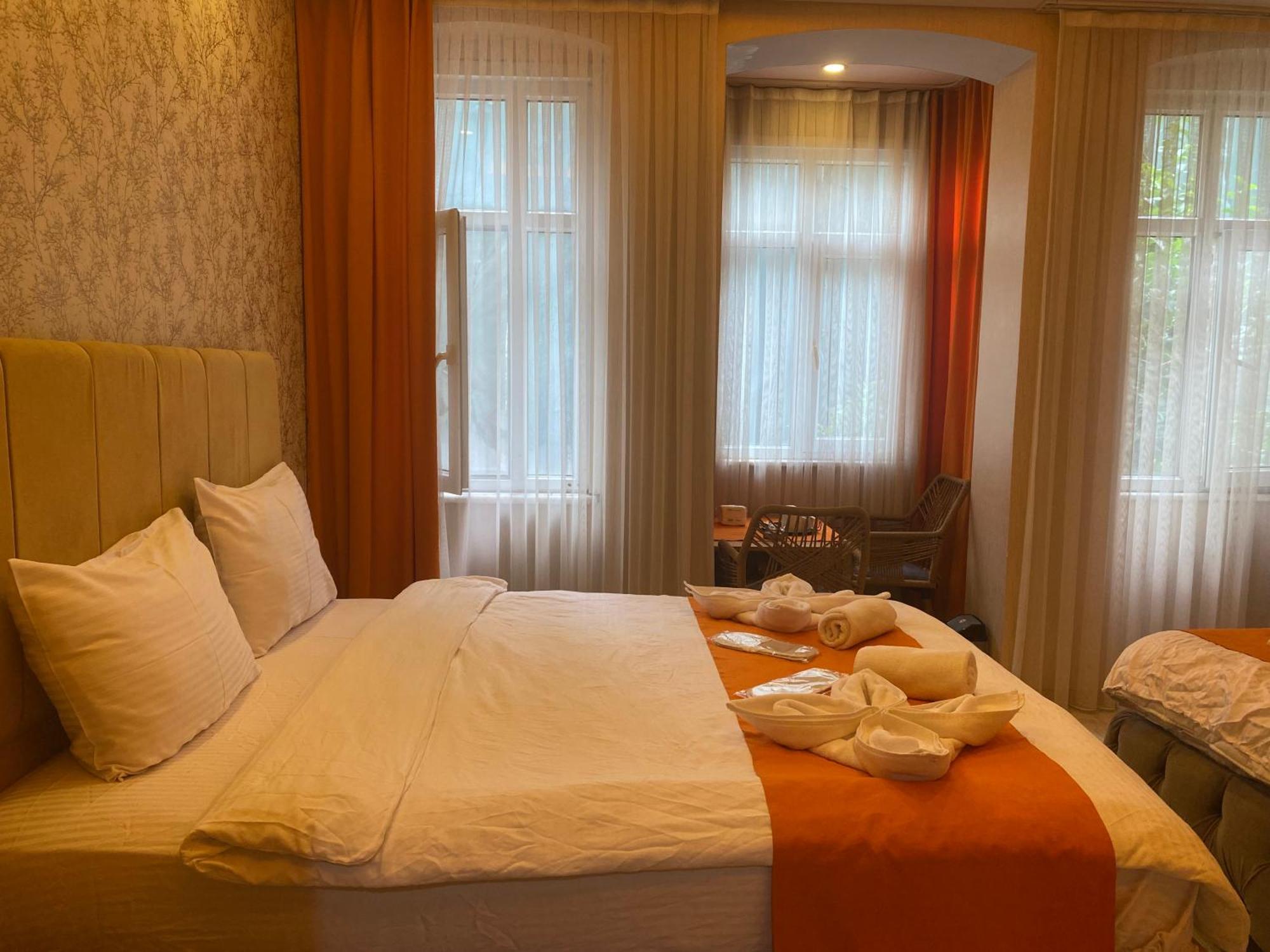 Aura Aparthotel *