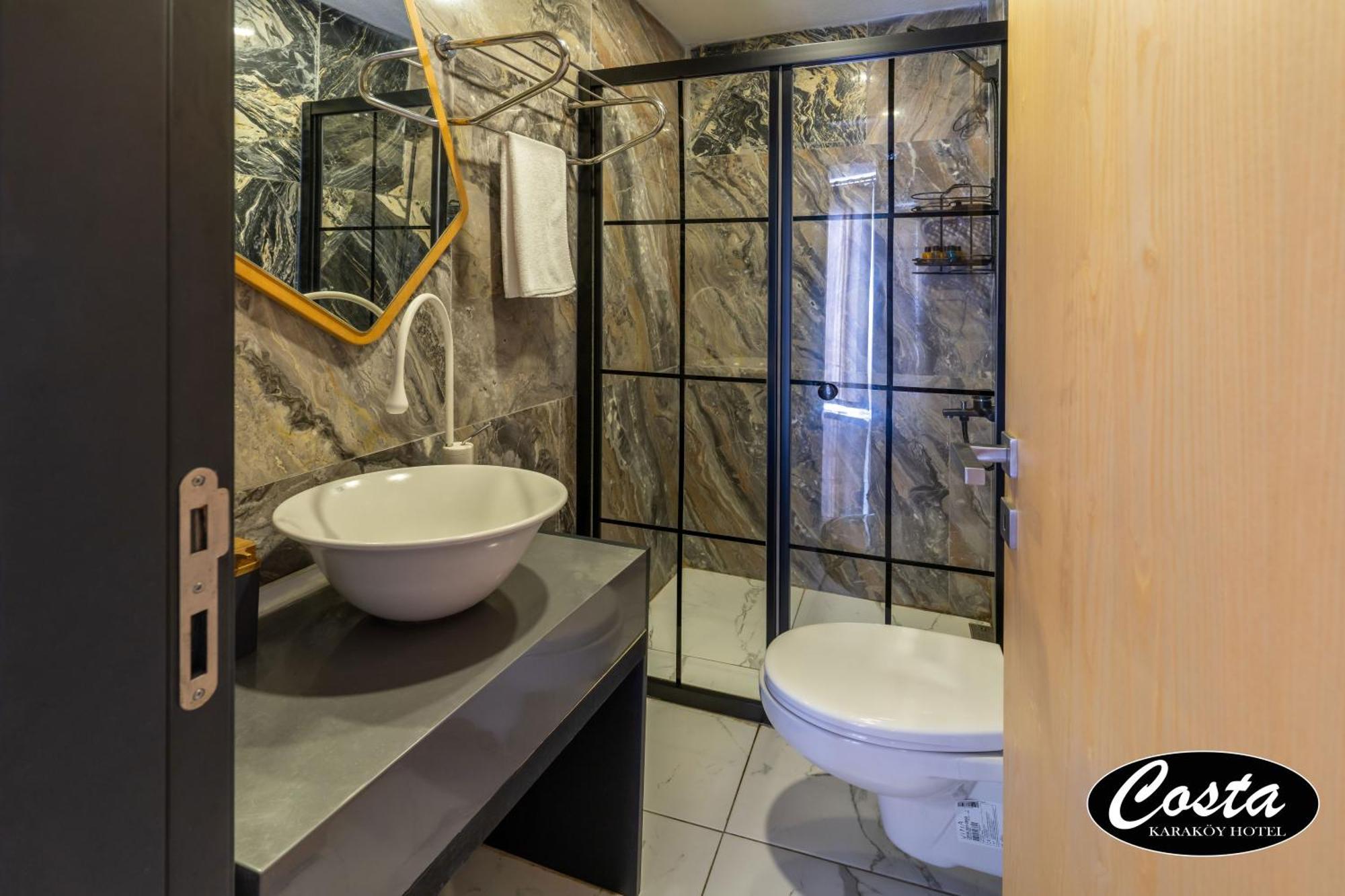 Costa Karakoy Hotel *