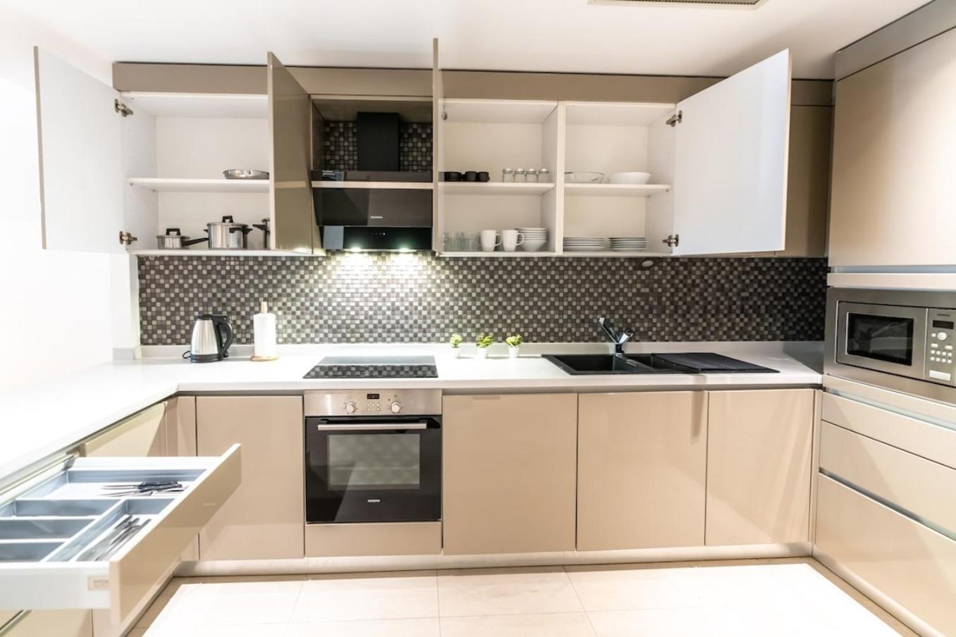 Apartment 1-bdr Getaway With Poolgym Near Taksim Square *