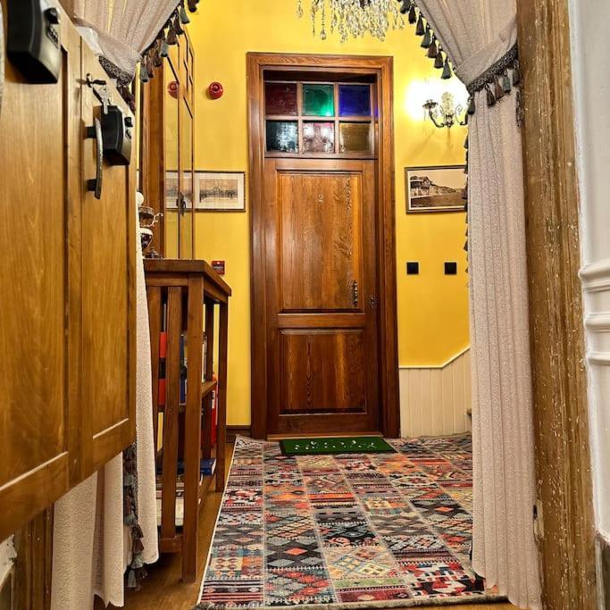Beyoglu'nun Kalbinde Yueksek Tavanli Apartment
