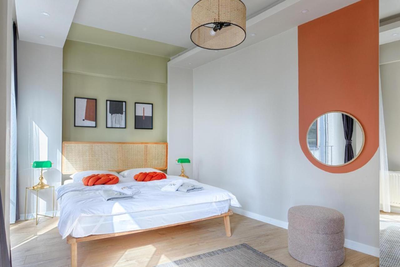 Apartment By Abraham Galata *