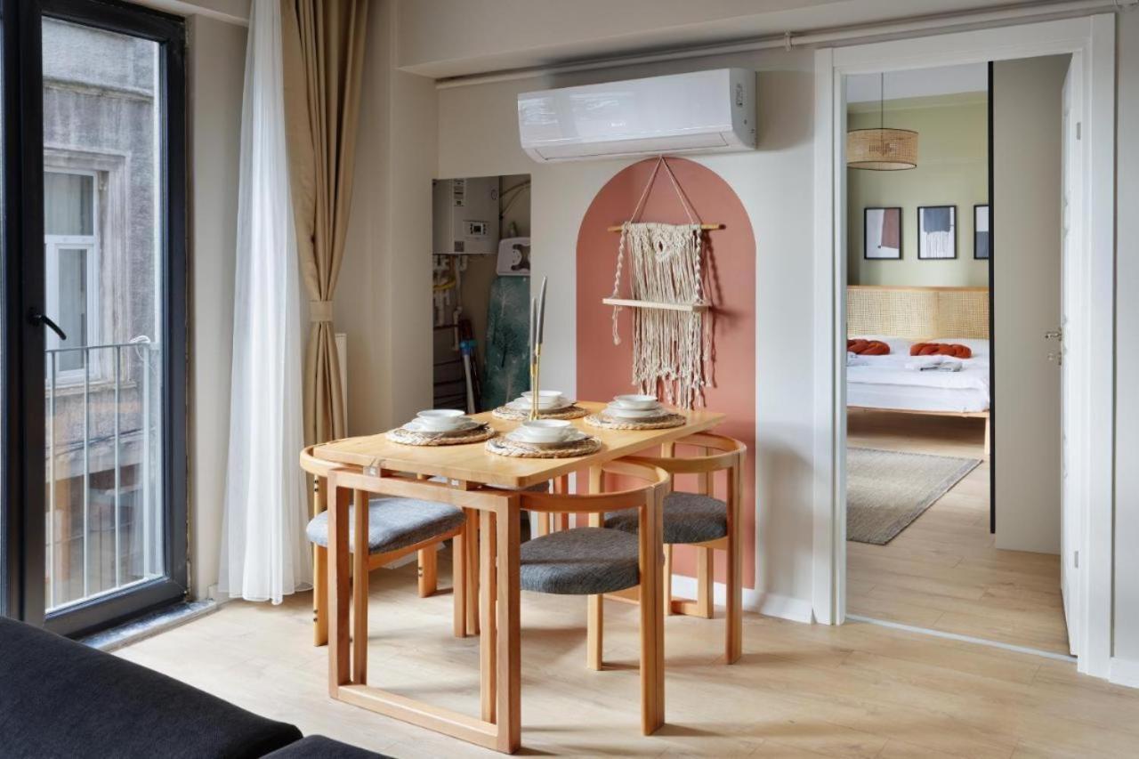 Apartment By Abraham Galata