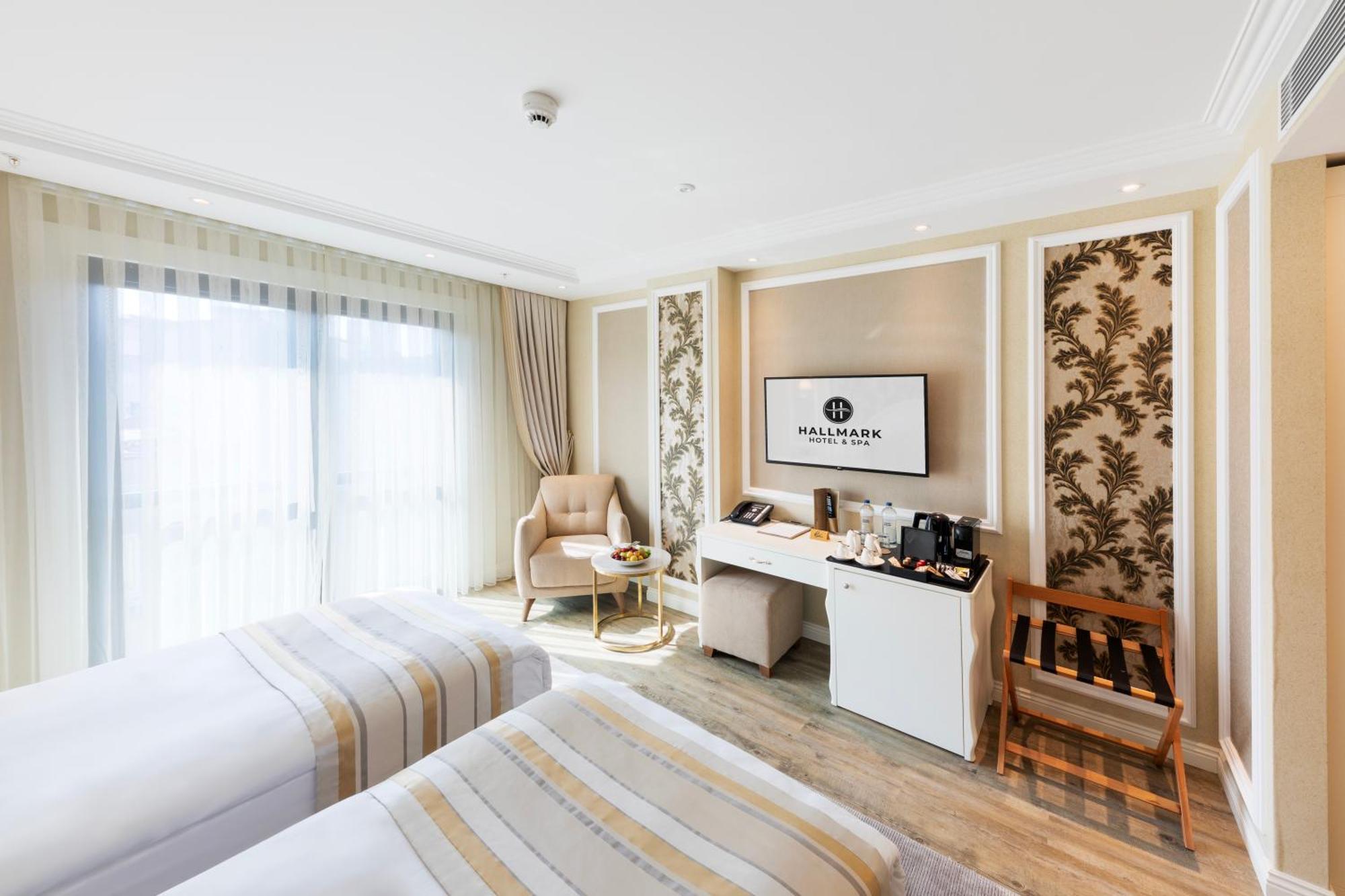Hotel Hallmark &
