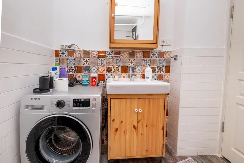 Apartment Bosphorus View With Two Bedrooms In Cihangir *