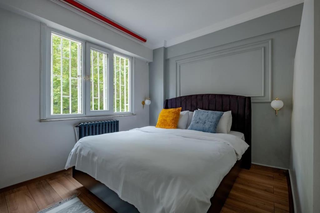 Bosphorus View With Two Bedrooms In Cihangir Apartment