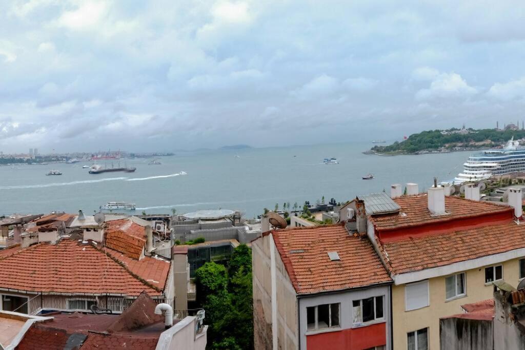 Bosphorus View With Two Bedrooms In Cihangir
