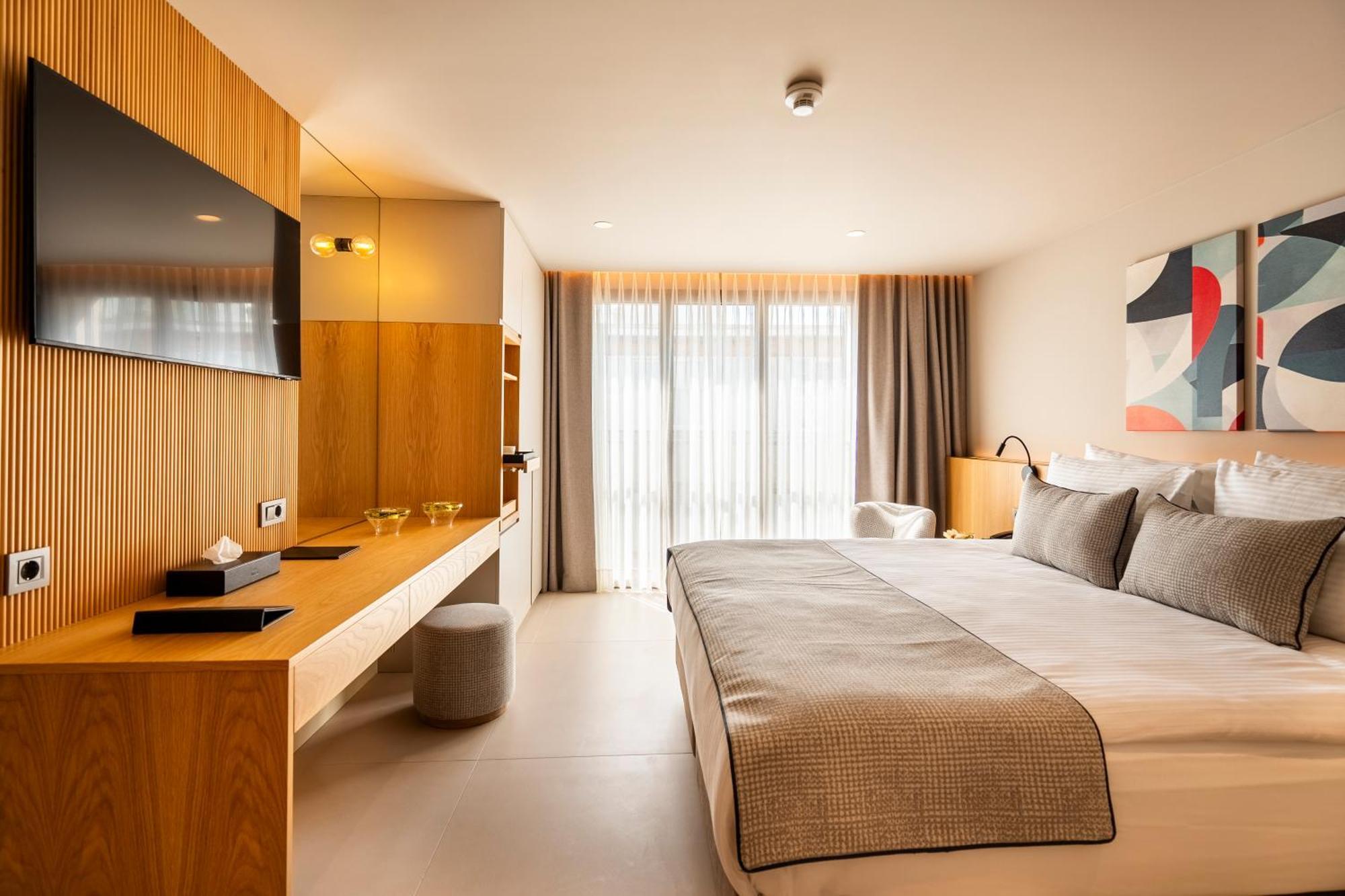 Erk Hotel *