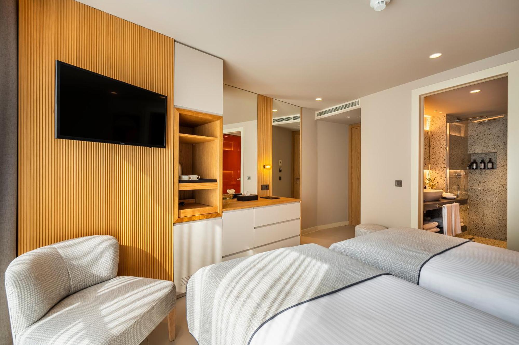 Erk Hotel *