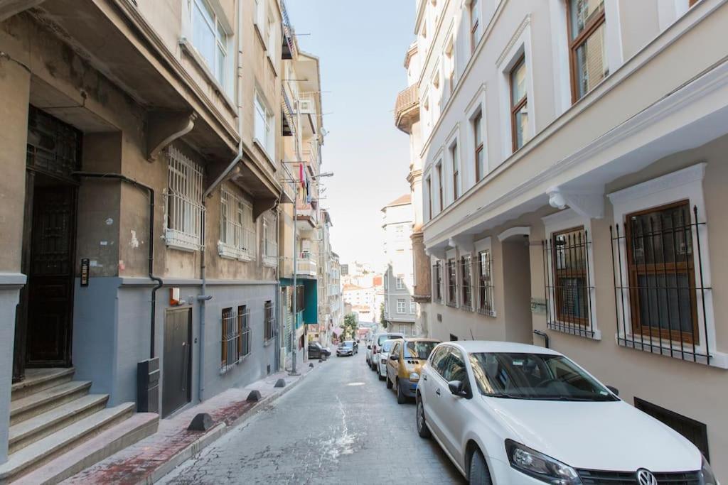 Architect Jonas Generous 85 Sqm Full Of Art Apartment