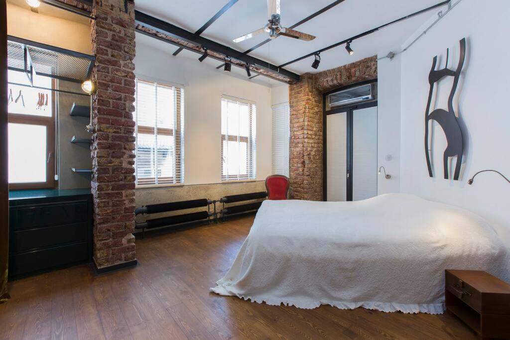 Architect Jonas Generous 85 Sqm Full Of Art