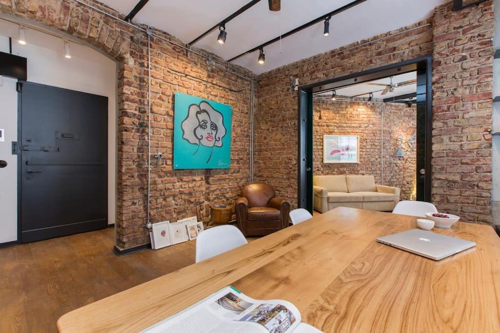 Architect Jonas Generous 85 Sqm Full Of Art Apartment