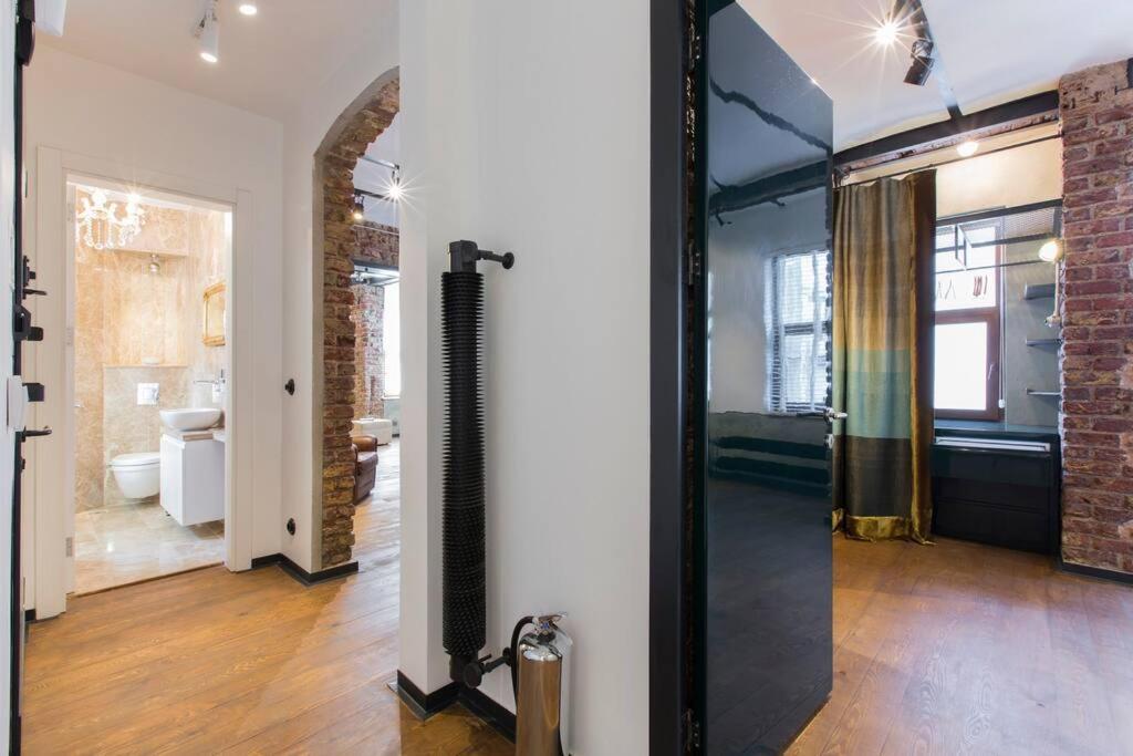 Apartment Architect Jonas Generous 85 Sqm Full Of Art