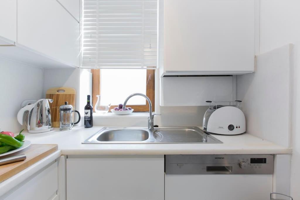 Apartment Architect Jonas Generous 85 Sqm Full Of Art Istanbul