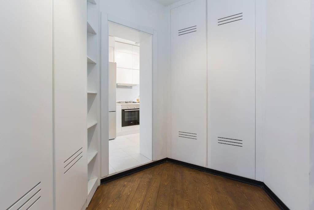 Architect Jonas Generous 85 Sqm Full Of Art Apartment Istanbul