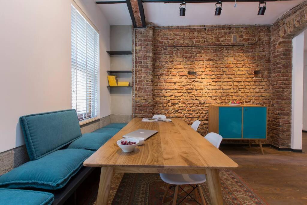Architect Jonas Generous 85 Sqm Full Of Art Apartment *