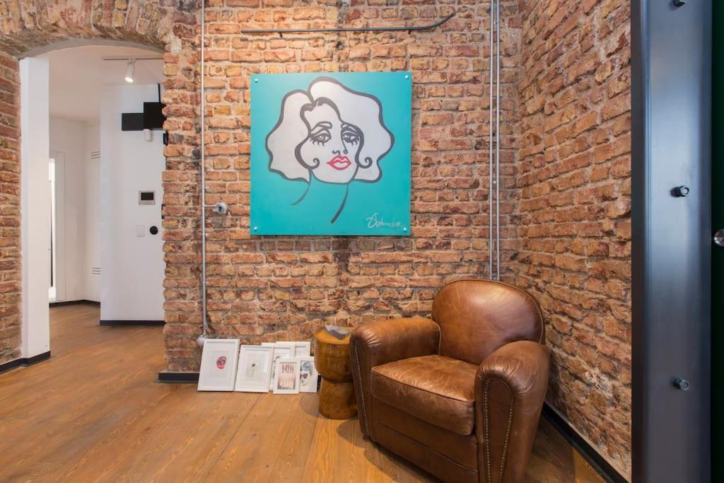 Apartment Architect Jonas Generous 85 Sqm Full Of Art