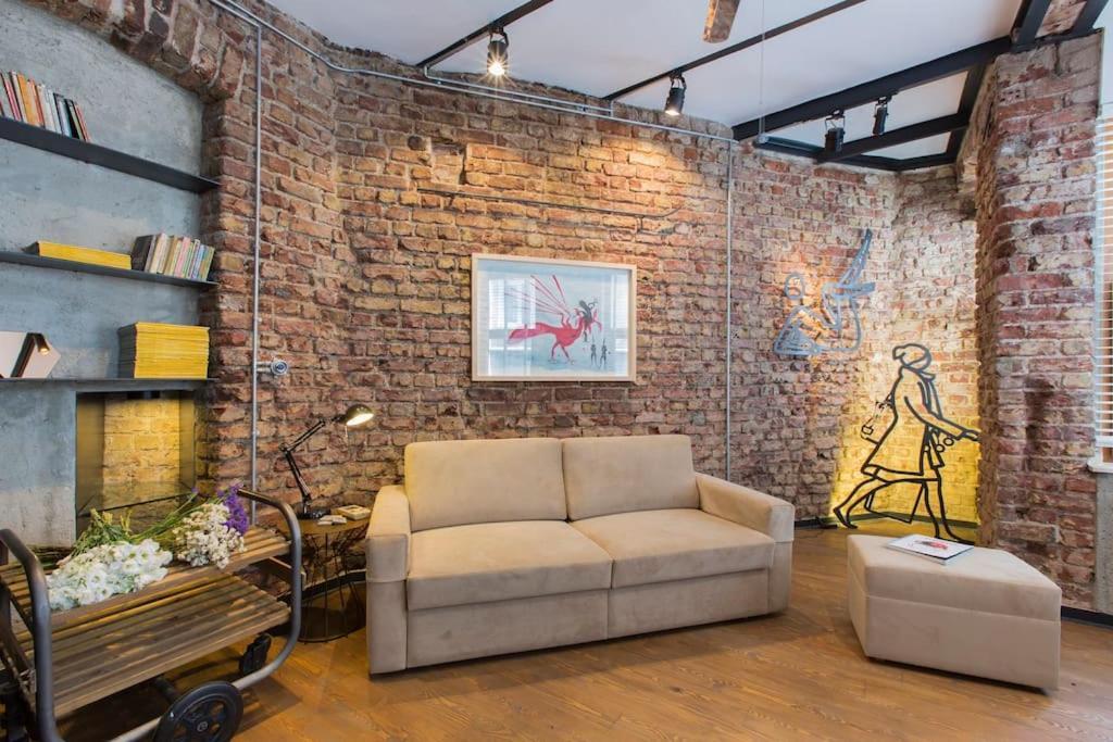 Architect Jonas Generous 85 Sqm Full Of Art Apartment *