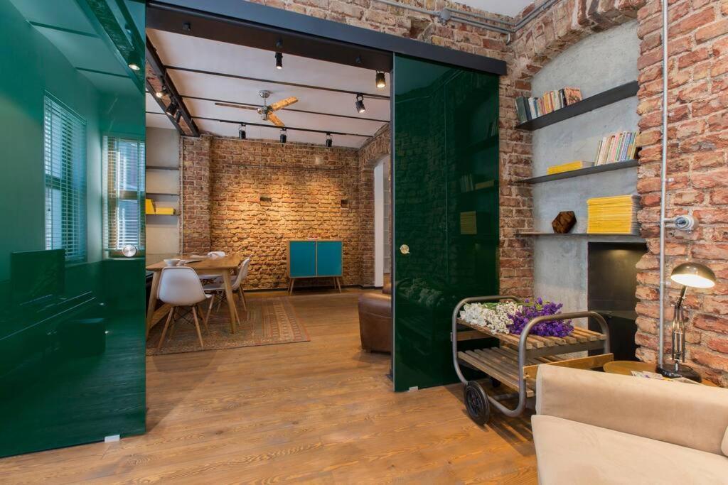 Architect Jonas Generous 85 Sqm Full Of Art Apartment