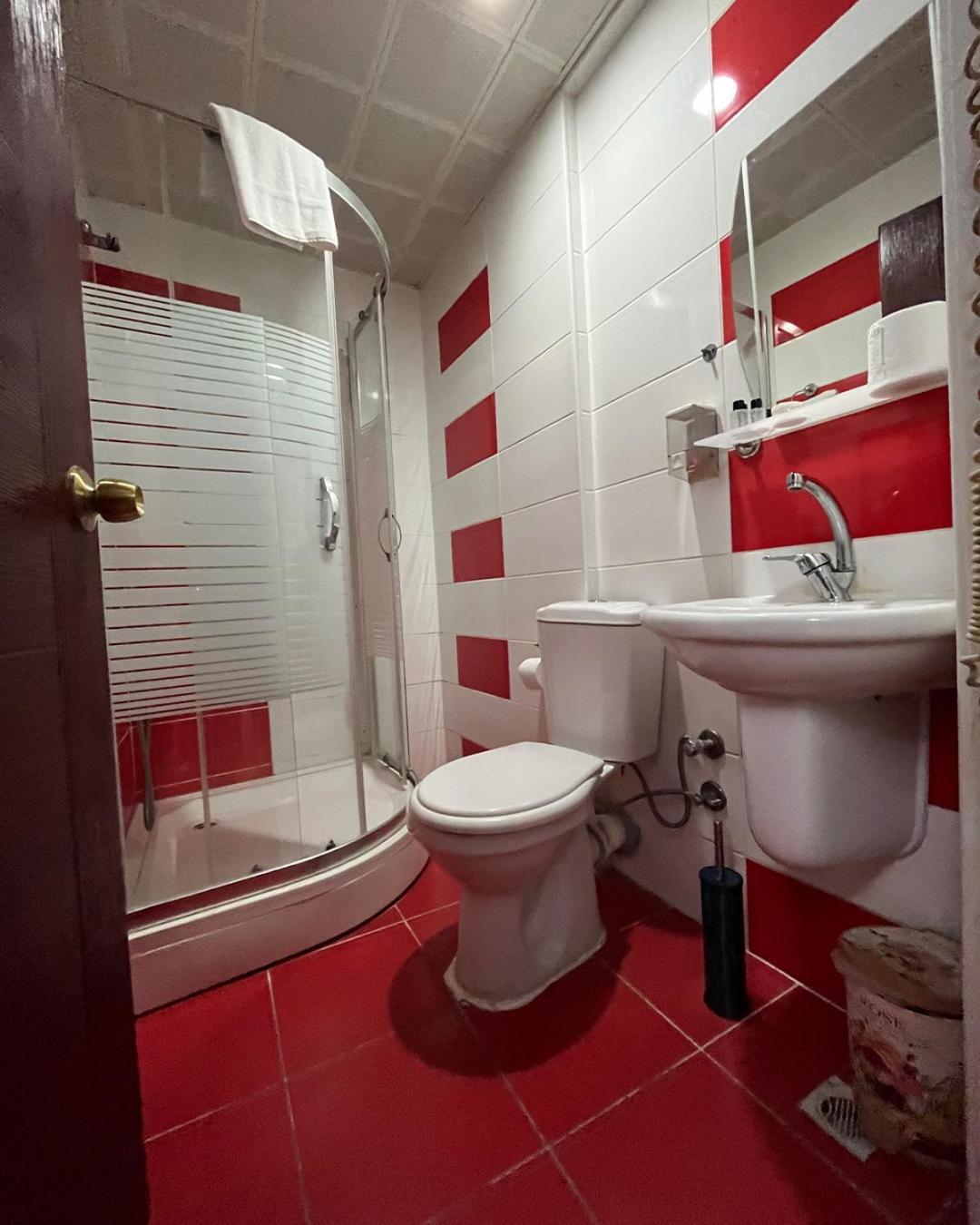 Red White Hotel 2*