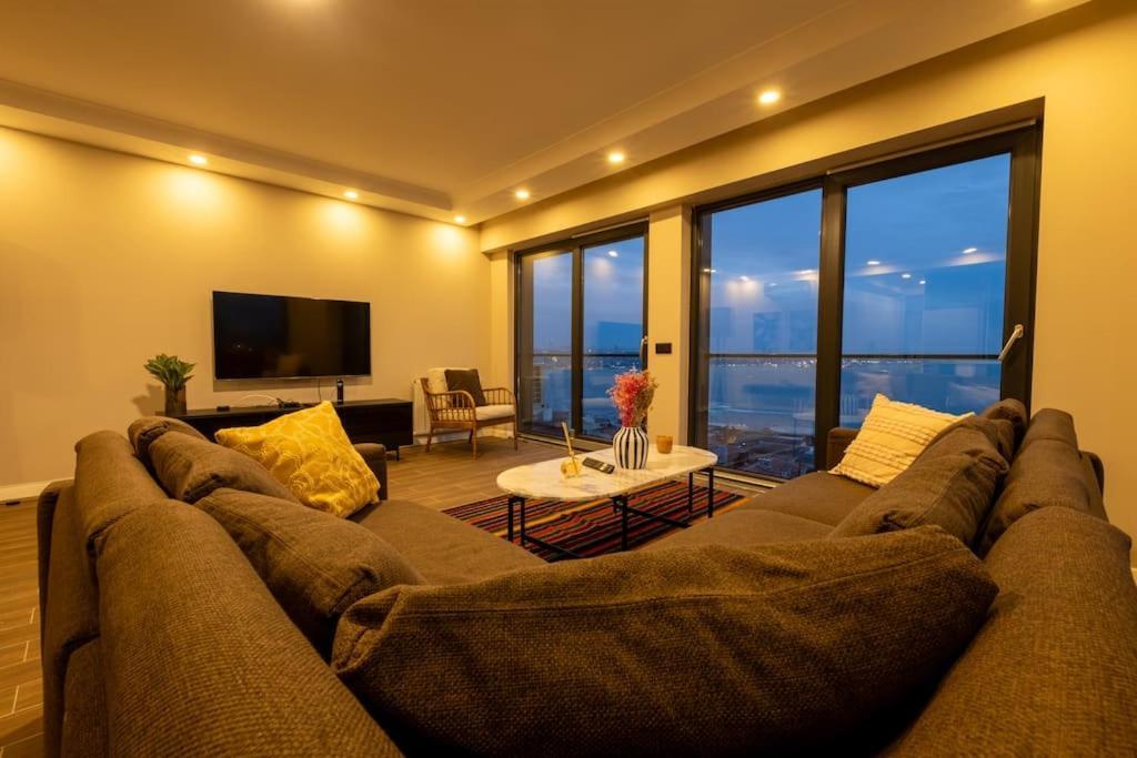 Bosphorus View In Superior Flat Istanbul