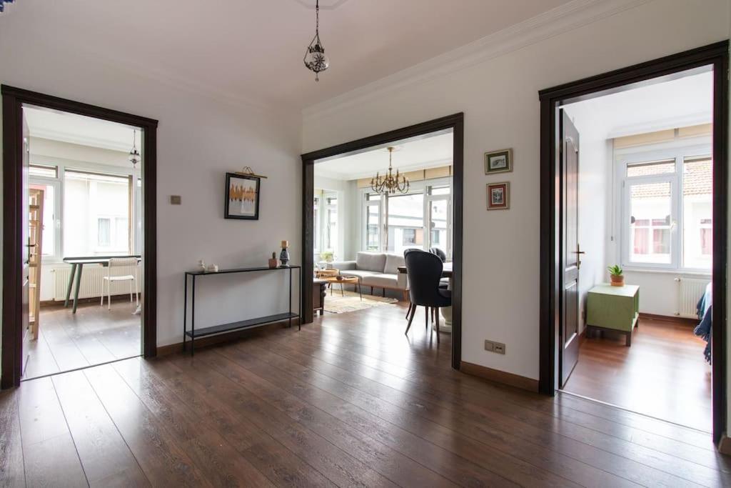 Apartment Bright Vibrant 3br Haven Near Sea And Prime Locale *