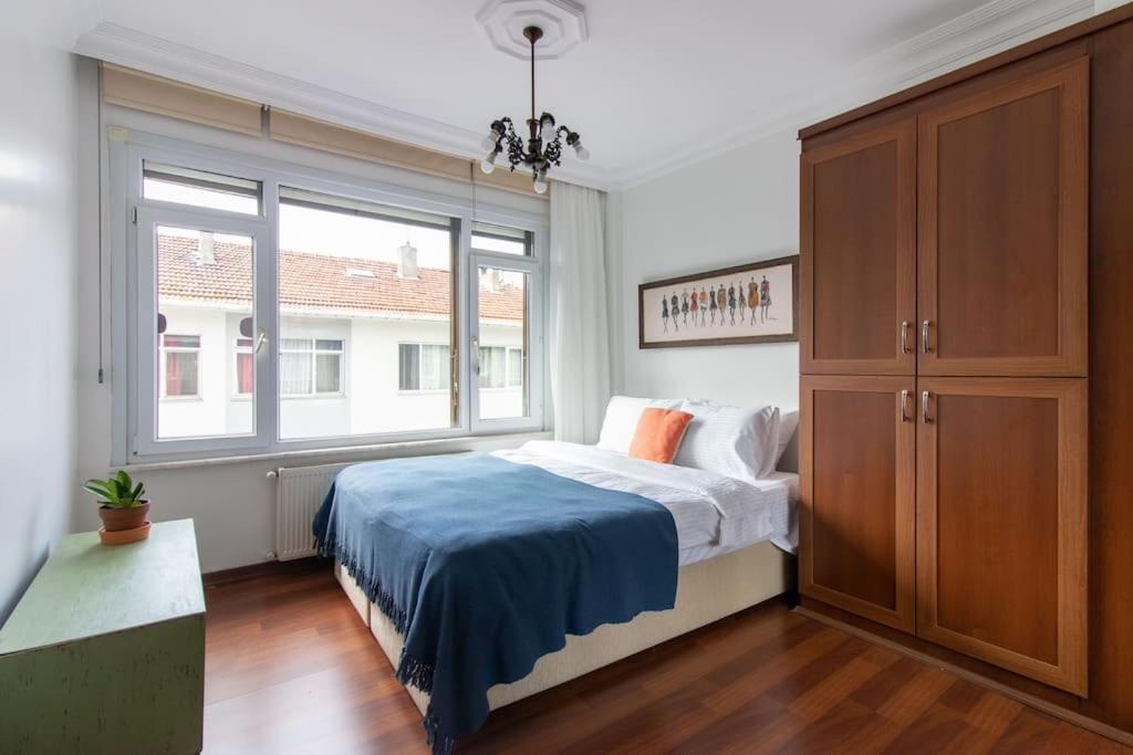 Bright Vibrant 3br Haven Near Sea And Prime Locale *