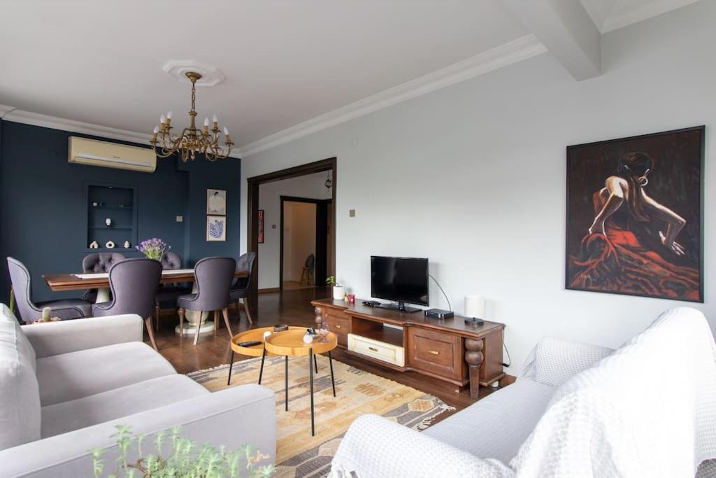 Apartment Bright Vibrant 3br Haven Near Sea And Prime Locale *