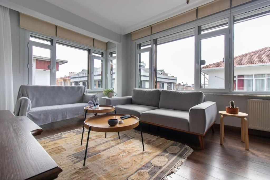 Apartment Bright Vibrant 3br Haven Near Sea And Prime Locale *