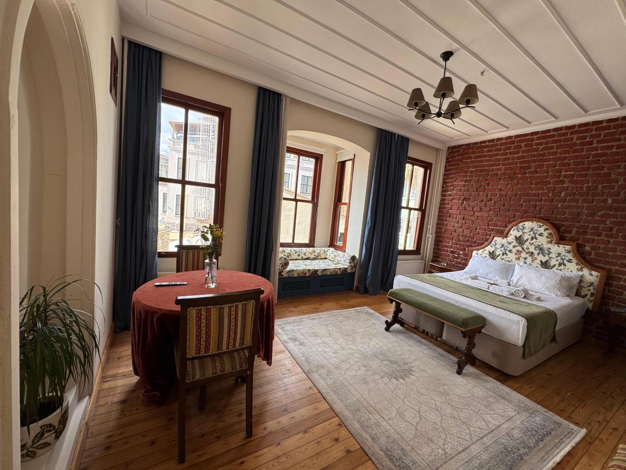 Levant De Luxe Inn