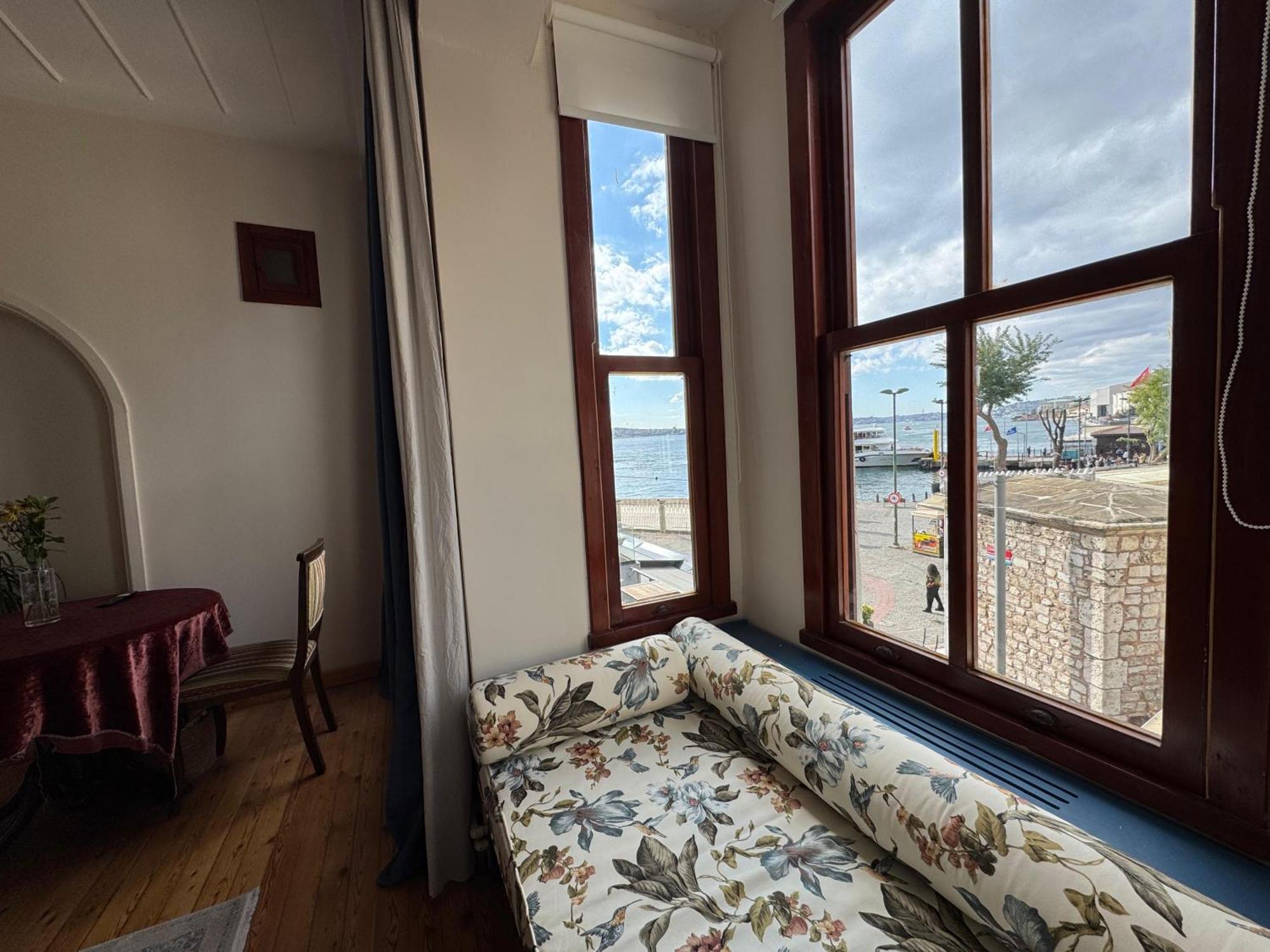 Levant De Luxe Inn