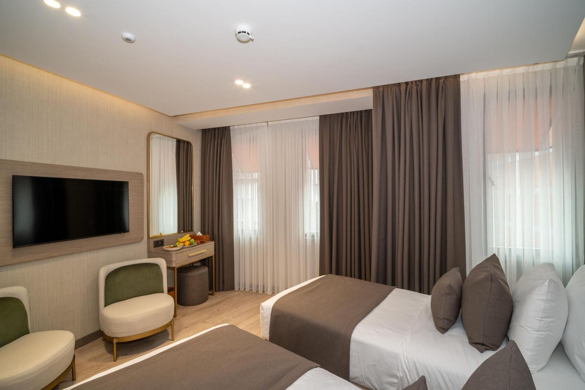 Hotel Rayelin Old Town 4*