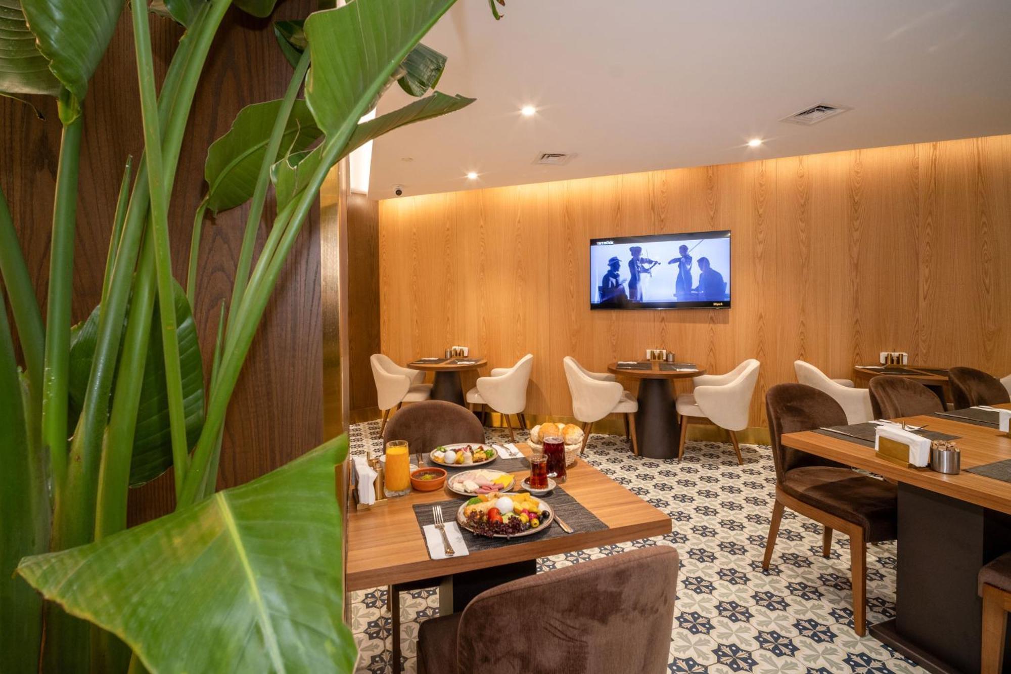 Rayelin Old Town Hotel 4*