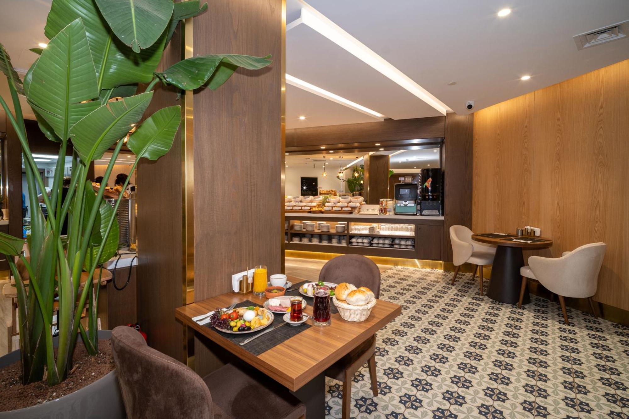 Hotel Rayelin Old Town 4*