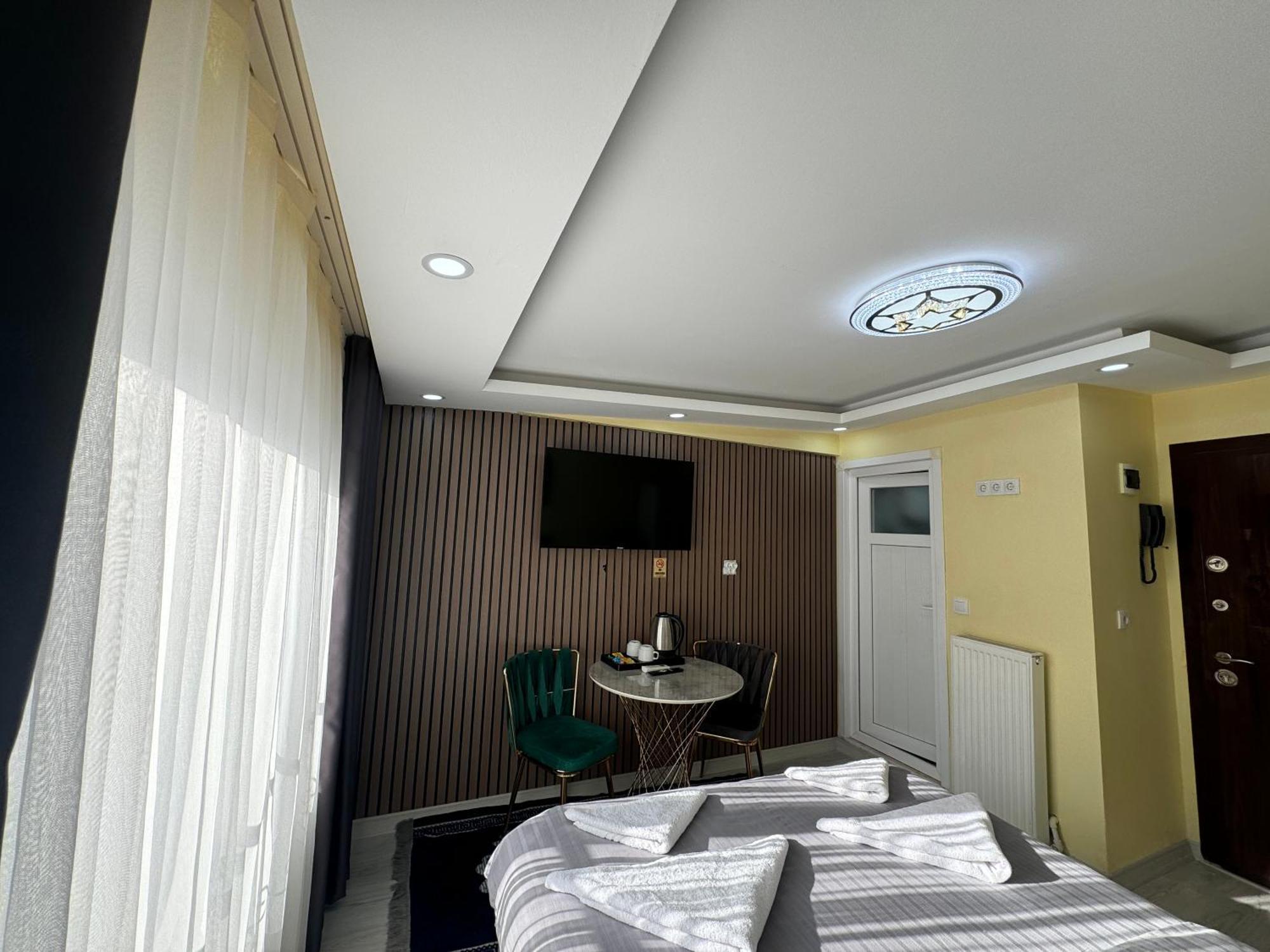 Ozer & Hotel *