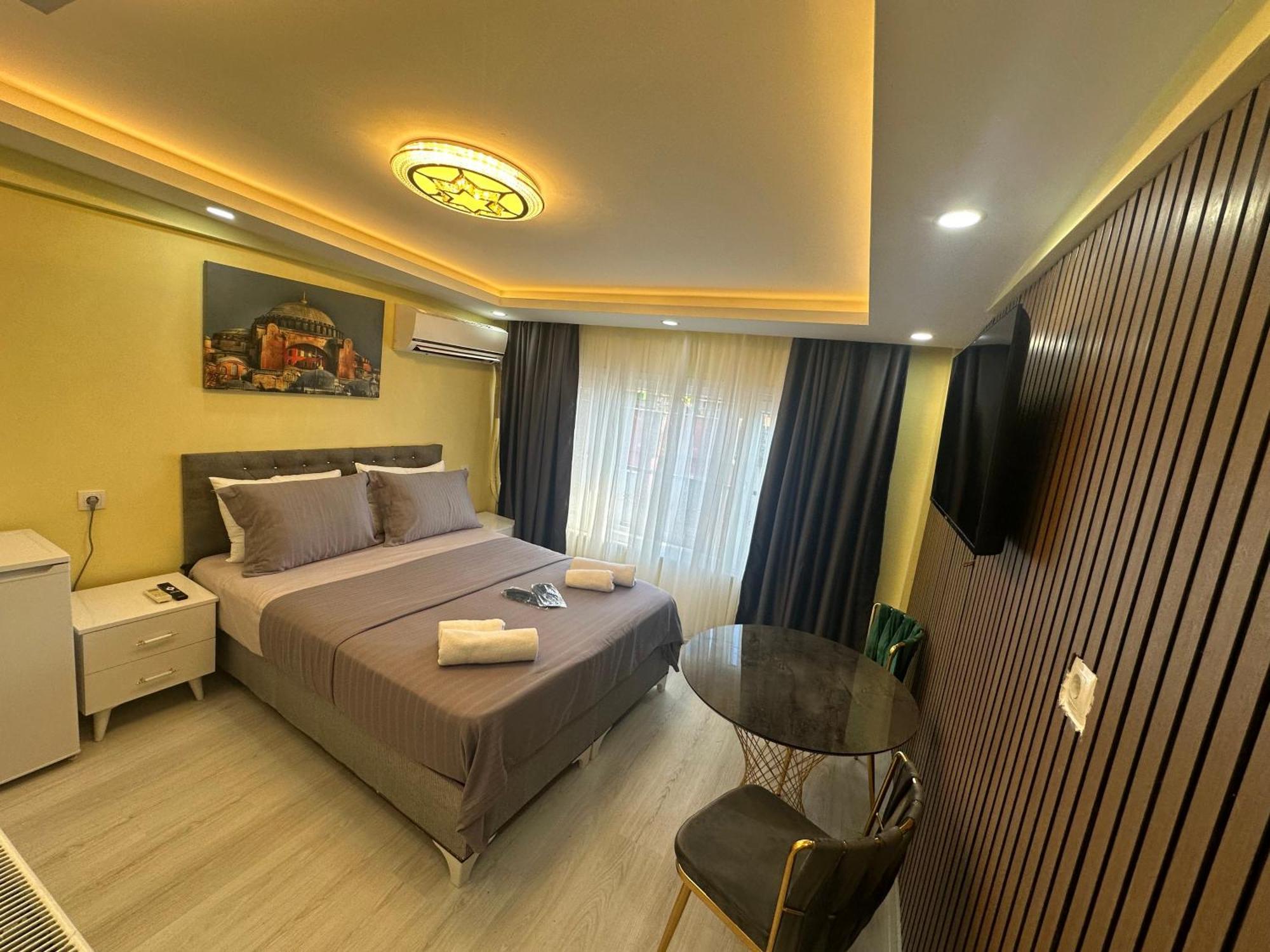 Ozer & Hotel *