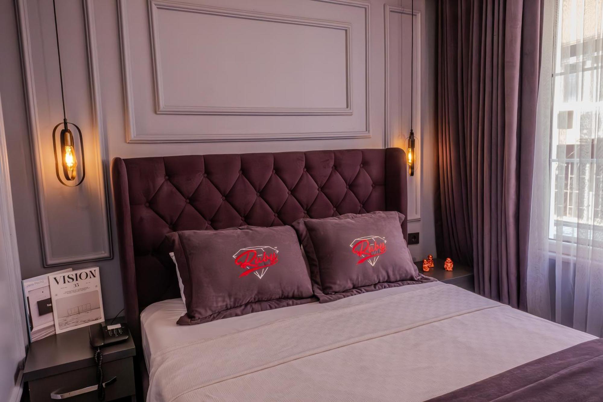 Ruby Hotel *