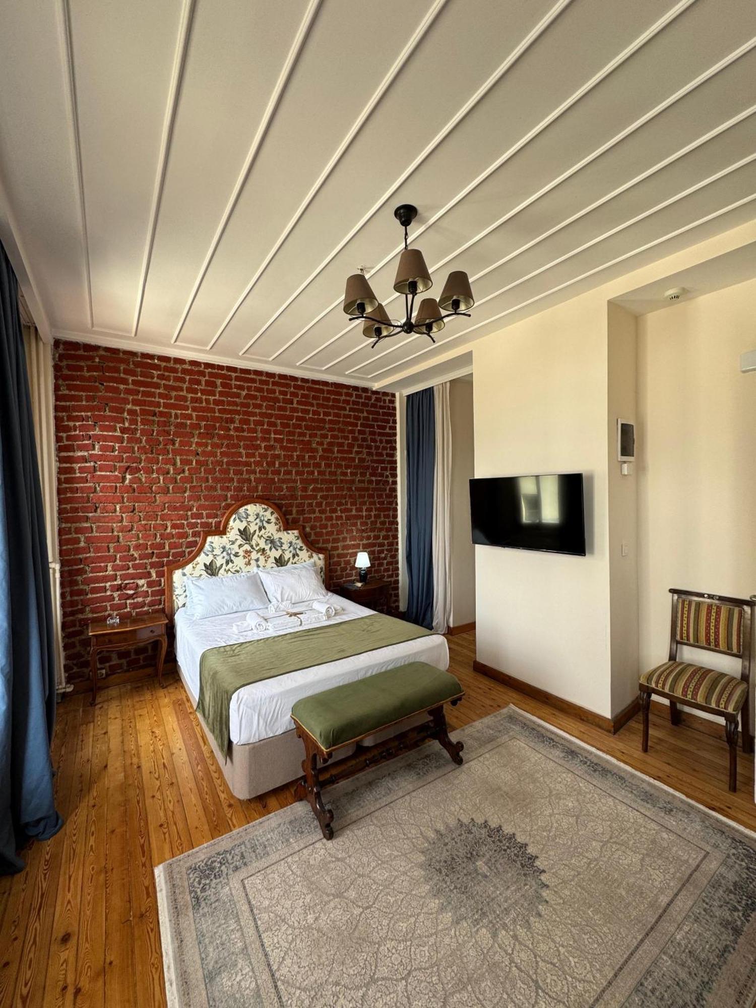 Levant De Luxe Inn