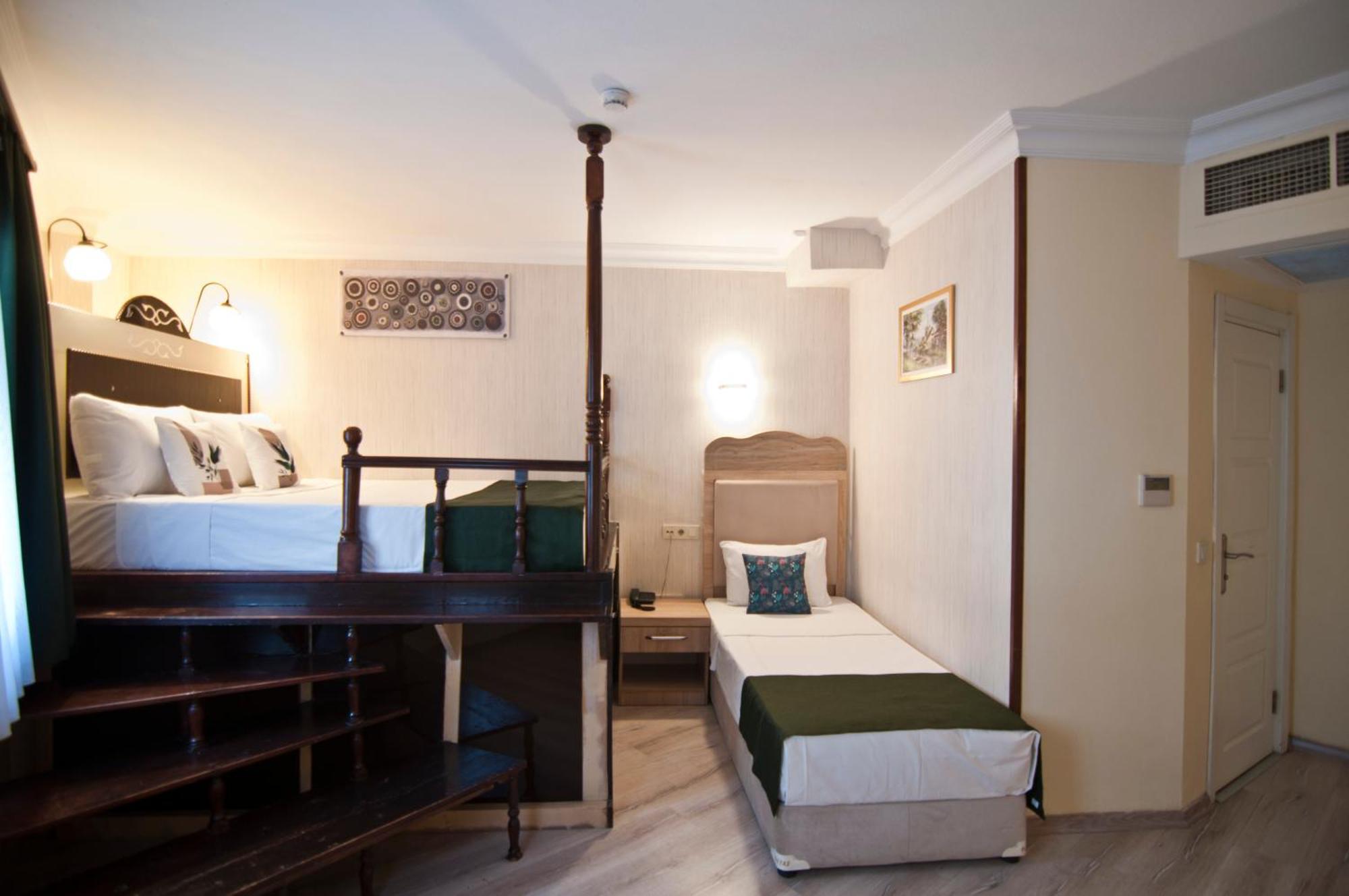 Hotel Artefes Old 4*