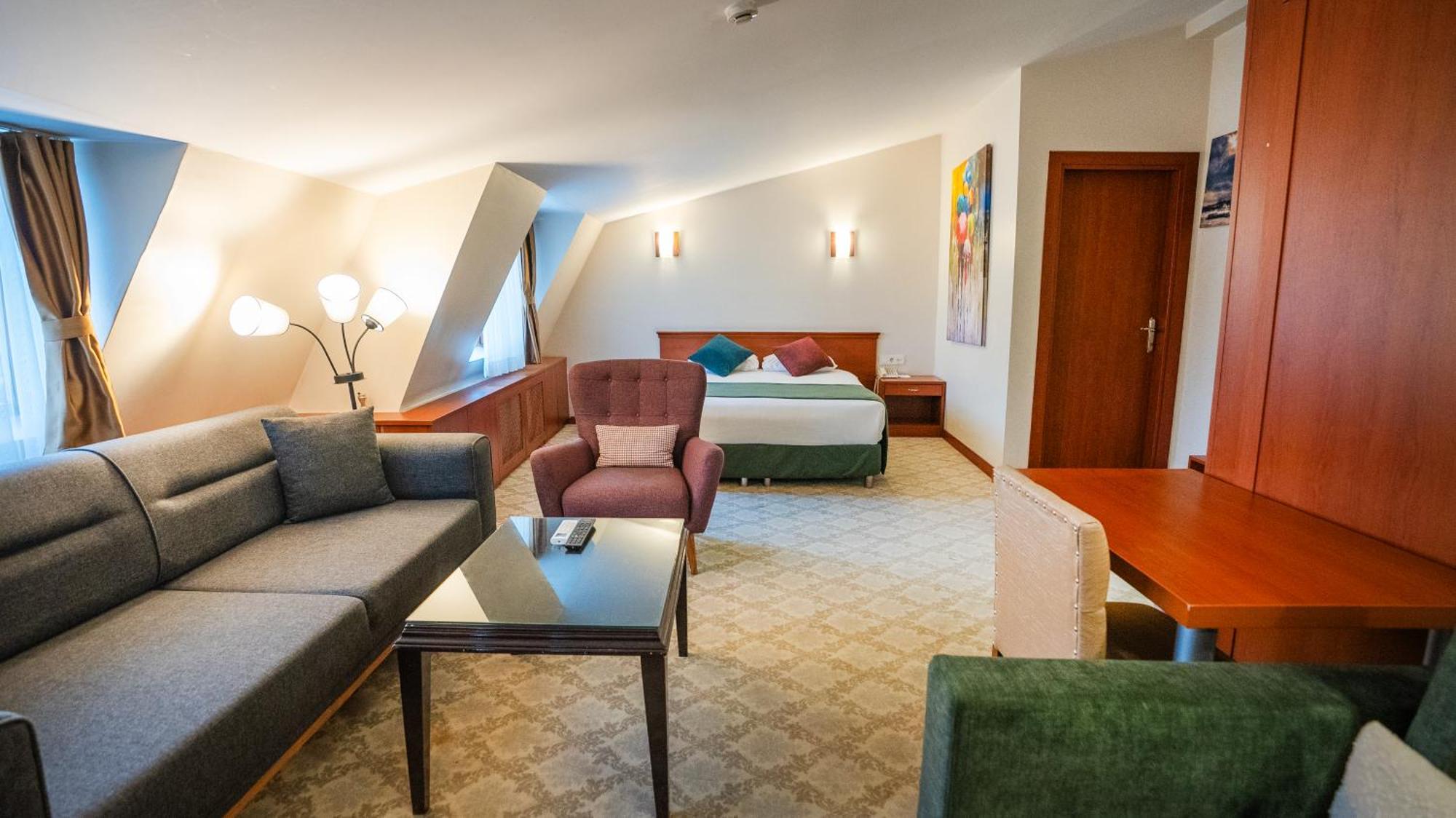 Golden Siyav Hotel 3*