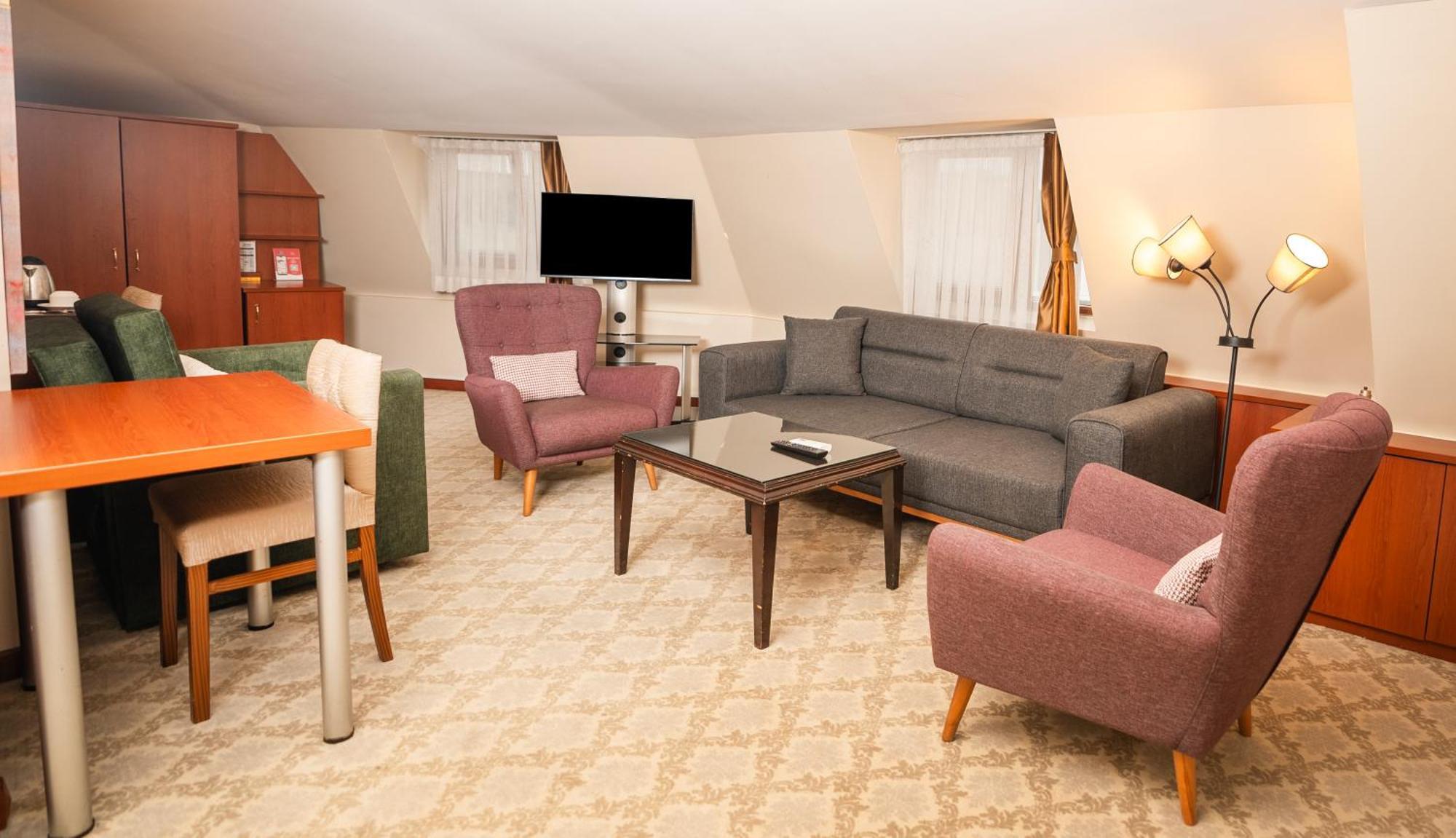 Hotel Golden Siyav 3*