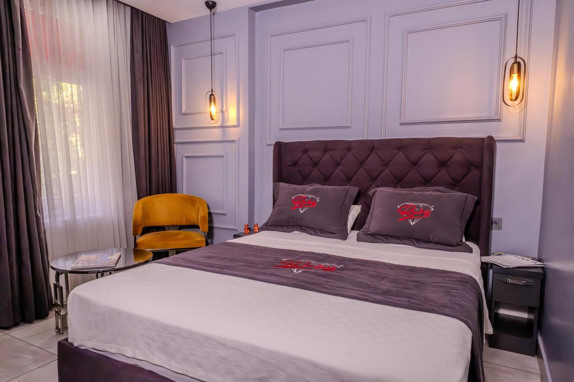 Ruby Hotel *