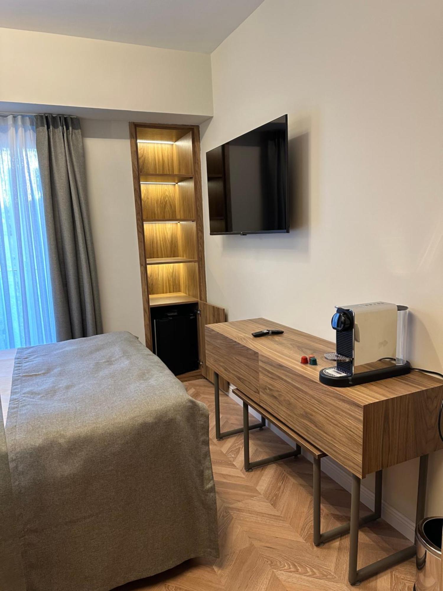 Iris Otel *