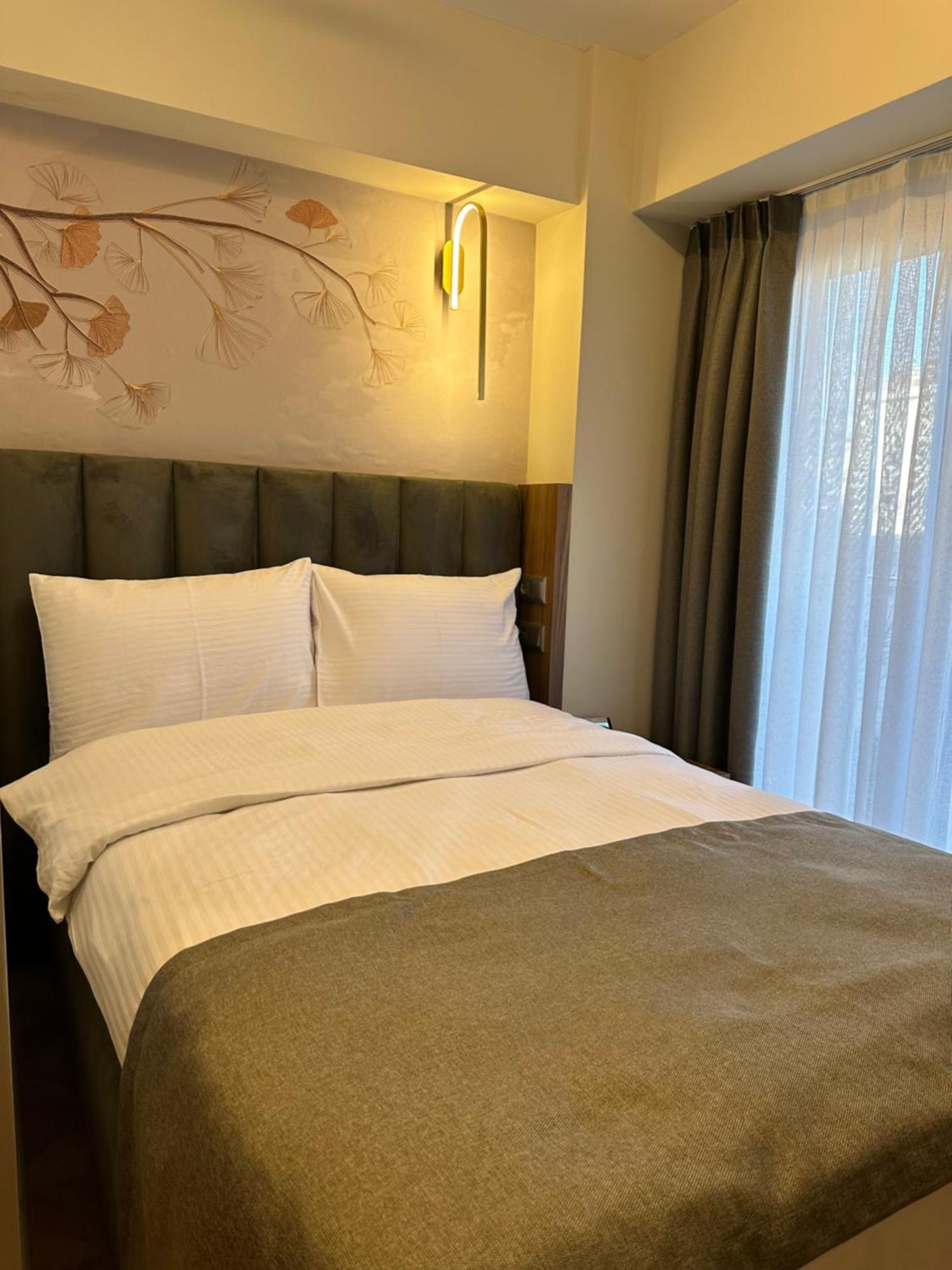 Iris Otel *