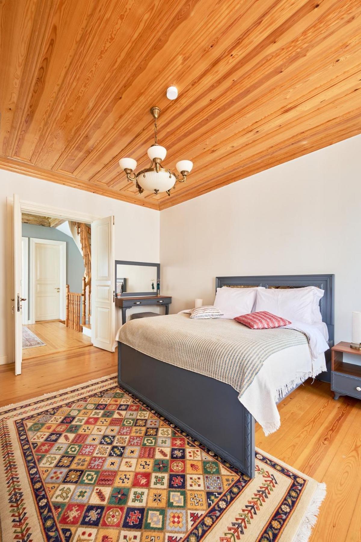 Nostalgic & Comfortable Historical Home! *
