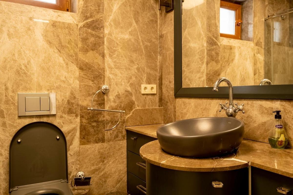 Spacious Apartment, 1-min To Taksim Square *