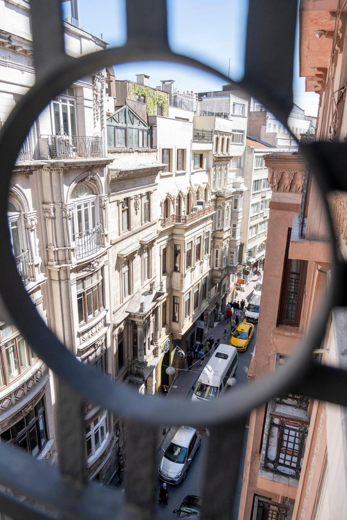 Spacious Apartment, 1-min To Taksim Square